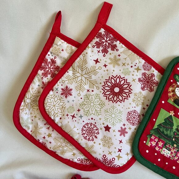 Set Of Christmas Kitchen Linens & Accessories Including Oven Mitts Pot Holders T - Picture 2 of 9